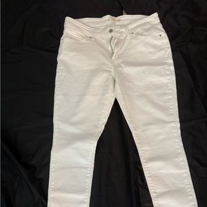 WHITE LEVI’S BRAND NEW WITH OUT TAGS.